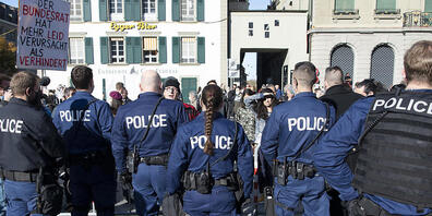 Das Bundesamt für Polizei (Fedpol) stellt eine steigende Gewaltbereitschaft der Corona-Leugner-Szene fest. (Archivbild)