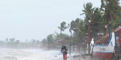 dpatopbilder - «Goni» kommt: Starke Wellen an einer Küste der östlichen Philippinen. Foto: Uncredited/AP/dpa