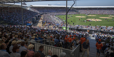 Eidgenössische Schwingfest-Atmosphäre: Der grösste Sportanlass der Schweiz findet 2025 im Glarnerland oder in St. Gallen statt. (Bild: Keystone)