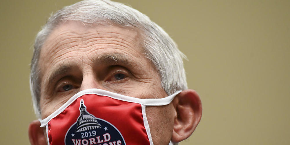 ARCHIV - Anthony Fauci, Direktor des US-National Institute of Allergy and Infectious Diseases (NIAID), trägt bei seiner Ankunft zu einer Anhörung im Corona-Ausschuss des Repräsentantenhauses einen Mundschutz mit dem Logo der Washington Nationals. ...