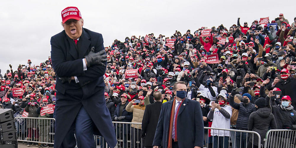 Donald Trump, Präsident der USA, gestikuliert während einer Wahlkampfveranstaltung am Michigan Sports Stars Park. Foto: Evan Vucci/AP/dpa