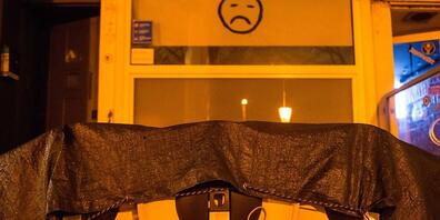 Zusammengestellte Tische stehen im Schanzenviertel in Hamburg vor einer Bar. Bund und Länder haben einen Teil-Lockdown beschlossen. Foto: Daniel Bockwoldt/dpa