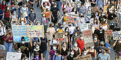 Die Klimaproteste schärften das Bewusstsein, dass der Klimawandel ein Generationenthema ist. Gemäss dem Generationen-Barometer 2020 sind die jüngsten Befragten am selbstkritischsten, wenn sie ihren klimafreundlichen Lebensstil bewerten.