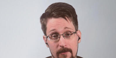 ARCHIV - Edward Snowden ist auf einer Video-Leinwand in der Urania zu sehen, während er bei einer Liveübertragung über sein Buch «Permanent Record: Meine Geschichte» spricht. Foto: Jörg Carstensen/dpa
