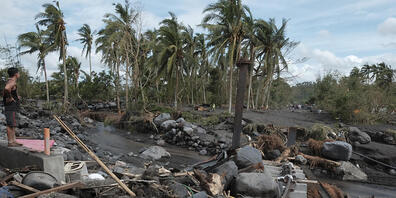 Ein Mann betrachtet die Schäden, die Taifun "Goni" am Vulkan Mayon angerichtet hat. Foto: John Michael Magdasoc/AP/dpa