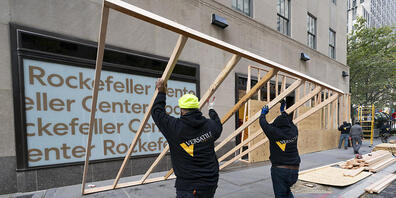 Die Fenster eines Lego-Geschäftes im Rockefeller Center werden aus Angst vor Ausschreitungen rund um die US-Präsidentschaftswahl geschützt. Foto: Mark Lennihan/AP/dpa