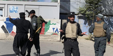 Die afghanische Polizei trifft am Ort eines Anschlags an der Universität Kabul ein. Foto: Rahmat Gul/AP/dpa