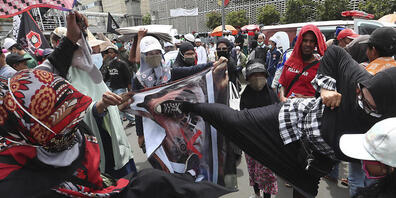 Indonesische Muslime protestierten gegen Macron und seine entschiedene Unterstützung säkularer Gesetze, die Karikaturen des Propheten Mohammed zur Meinungsfreiheit zählen. Foto: Achmad Ibrahim/AP/dpa
