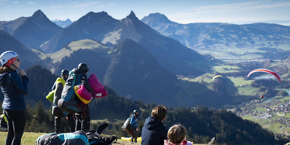 Seit Samstag treibt extrem warmer Südwestwind die Temperaturen hoch: Szene aus Charmey FR, am Samstag aufgenommen.