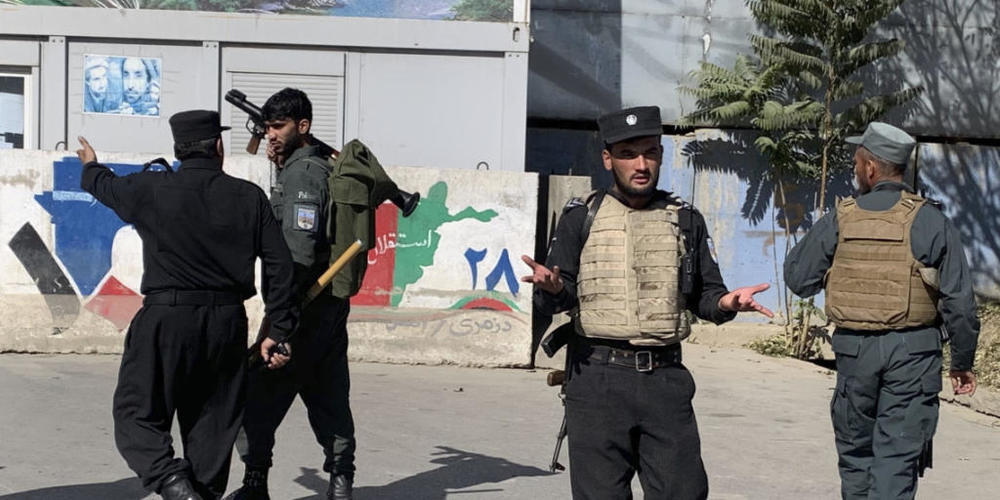 Die afghanische Polizei trifft am Ort eines Anschlags an der Universität Kabul ein. Foto: Rahmat Gul/AP/dpa