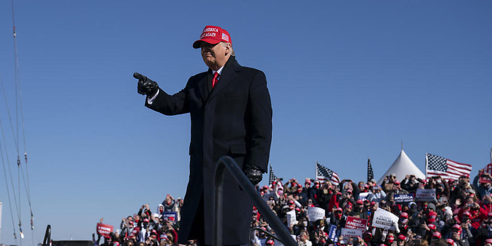 Donald Trump trifft zu einer Wahlkampfkundgebung einem Flughafen in North Carolina ein. Foto: Evan Vucci/AP/dpa