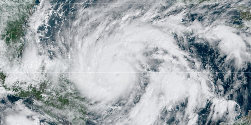 Das Satellitenbild zeigt den Tropensturm «Eta» über dem Golf von Mexiko. Foto: NOAA/AP/dpa