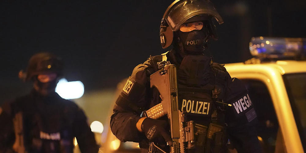 Schwer bewaffnete Polizisten in der Innenstadt von Wien. Foto: Georg Hochmuth/APA/dpa
