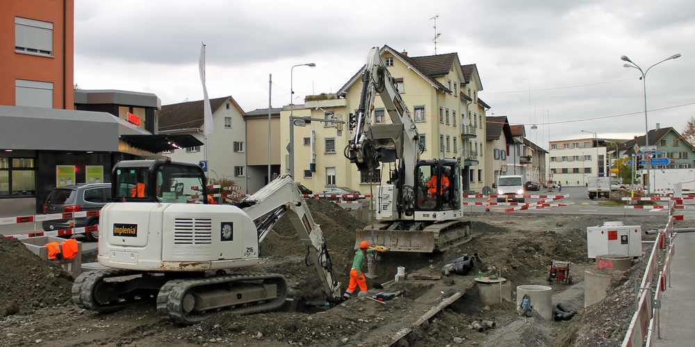 Die Bauarbeiter sind aus der Quarantäne zurück, jetzt wird wieder in die Hände gespuckt (Bild: Simon Riklin)