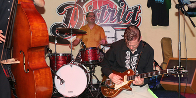 Das «District28» in Siebnen lud unter anderem zum Rockabilly-Festival (auf dem Bild die Tri-Gantics). Da das Lokal als Bar gilt, kann es weiterhin Gäste empfangen. (Bild Janine Jakob)