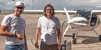 Rund 850 Kilometer flogen die beiden Elektroflugzeug- Pioniere Marco Buholzer und Morell Westermann diesen Sommer. Ihr Ziel ist es, umweltfreundliches Fliegen bekannter zu machen. (Bild: Archiv)