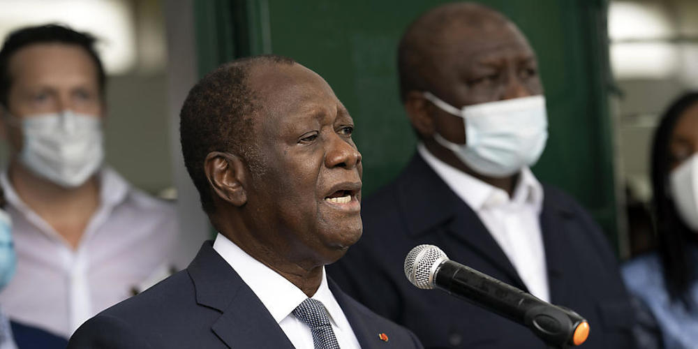 Präsident Alassane Ouattara nach seiner Stimmabgabe in einem Wahllokal in Abidjan. Foto: Leo Correa/AP/dpa