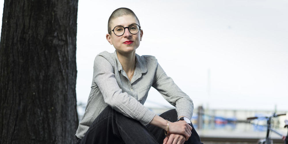 Die Ostschweizer Autorin Anna Stern ist mit ihrem Roman "das alles hier, jetzt." für den Schweizer Buchpreis 2020 nominiert:  "Mich berühren Texte, die mich dazu bringen, über Fragen nachzudenken, die mich und mein Umfeld betreffen", sagt sie.