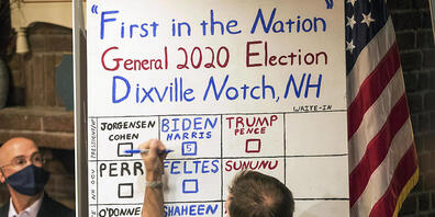 dpatopbilder - US-Präsidentenwahl sind gefallen: Der Demokrat Joe Biden hat die Abstimmung in dem kleinen Örtchen Dixville Notch in New Hampshire mit 5 zu 0 Stimmen  gegen Donald Trump gewonnen. (zu dpa: Erste Ergebnisse bei US-Wahl: Biden gewinnt...