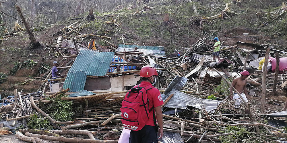 HANDOUT - Ein freiwilliger Helfer vom Philippinischen Roten Kreuz blick die Schäden nachdem Taifun Goni auf die Provinz Catanduanes traf. Foto: Uncredited/PHILIPPINE RED CROSS/AP/dpa - ACHTUNG: Nur zur redaktionellen Verwendung im Zusammenhang mit...