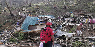 HANDOUT - Ein freiwilliger Helfer vom Philippinischen Roten Kreuz blick die Schäden nachdem Taifun Goni auf die Provinz Catanduanes traf. Foto: Uncredited/PHILIPPINE RED CROSS/AP/dpa - ACHTUNG: Nur zur redaktionellen Verwendung im Zusammenhang mit...