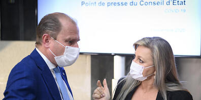 Der Waadtländer Wirtschaftsminister Philippe Leuba (FDP) und Staatsratspräsidentin Nuria Gorrite (SP) geben am Dienstag die verschärften Massnahmen im Kampf gegen das Coronavirus bekannt.