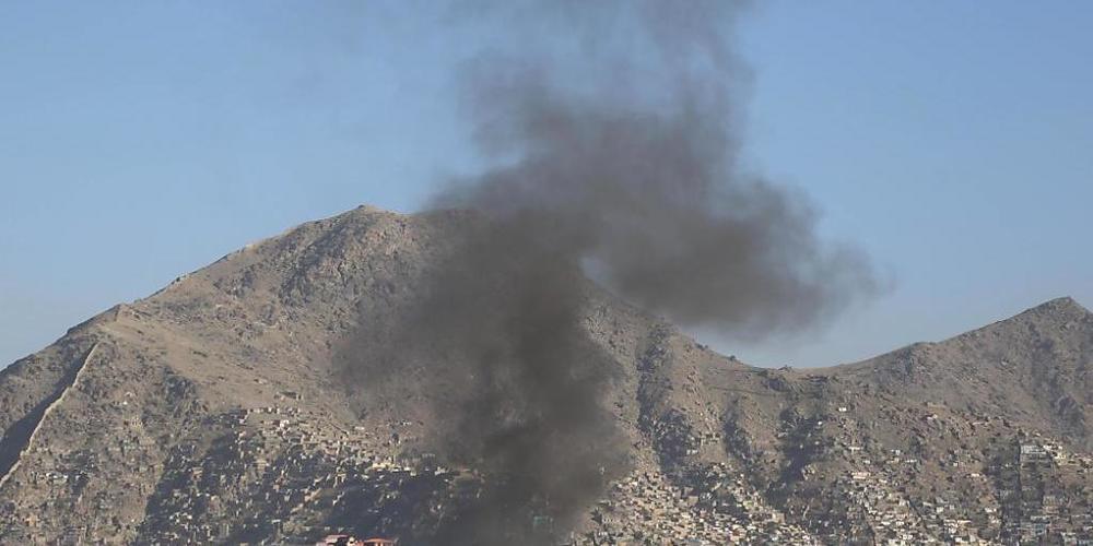 Rauch steigt über Kabul auf. Foto: Rahmatullah Alizadah/XinHua/dpa