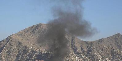 Rauch steigt über Kabul auf. Foto: Rahmatullah Alizadah/XinHua/dpa