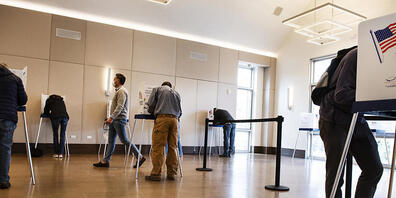 Wählerinnen und Wähler geben ihre Stimmen ab. Foto: Kelsey Brunner/The Aspen Times/AP/dpa