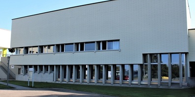 Sproochbrugg-Gebäude mit Lernschwimmbecken, Zuckenriet.