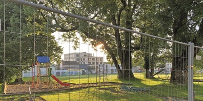 Die frühe industrielle Tätigkeit in Uzwil hat an verschiedenen Orten ihre Spuren im Boden hinterlassen. Der Boden des Spielplatzes an der Birkenstrasse ist kontaminiert, weshalb er dieses Jahr teuer saniert wird. Weil  nicht zweifelsfrei feststellbar ist, wer den Schaden verursacht hat, muss die Gemeinde die Sanierungskosten tragen. 