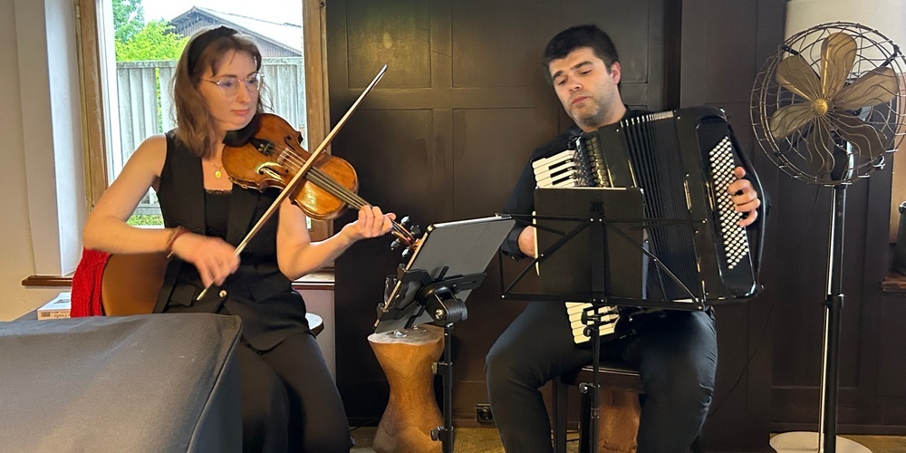Musikalisch eingeleitet wurde der Abend vom Duo Michaela Loher (Violine) und Ghenadie Rotari (Akkordeon).                 