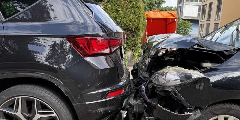 Durch die Auffahrkollision wurde das vordere Auto auf einen Zebrastreifen geschoben, wo es eine Mutter mit Kleinkind erfasste.