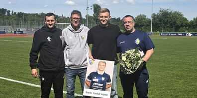 Viel Applaus für: v.l. Ifraim Alija (ex-Spieler und Assistenztrainer), Armando Müller (Cheftrainer ad interim, 1. Liga-Aufstiegstrainer und Sportchef), Michel Lanker (langjährige Teamstütze) und Mario Salis (Team-Manager).