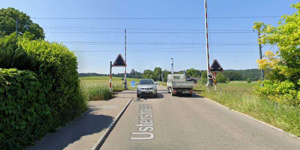 Mehrere Bahnübergänge wie dieser an der Usterstrasse in Fehraltorf werden gesperrt. (Archivbild)