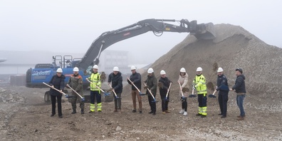 Trübes Wetter, aber gute Stimmung: Vertreterinnen und Vertreter beim Spatenstich an der Motorenstrasse 107.