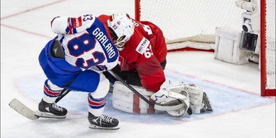 Hier kann die Schweiz noch hoffen: der starke Goalie Genoni pariert einen Penalty des Amerikaners Garland.