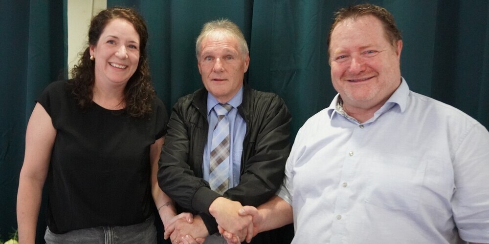 Präsident Christian Freund heisst seinen Nachfolger Marc Schärz sowie Ramona Hutter im Vorstand willkommen.