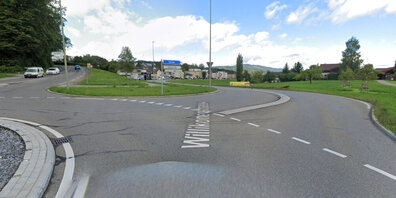 Die Kreuzlenstrasse in Oetwil a.S. ist ab dem Kreisel während der Bauzeit nur einspurig befahrbar. (Archivbild)