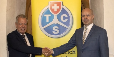 Dr. Thomas Lüthy (links) gratuliert Roman Lehmann zur einstimmigen Wahl als neuer Sektionspräsident.
