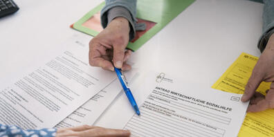 Die Sozialkosten werden unter den Zürcher Gemeinden vorerst nicht anders verteilt. Der Kantonsrat hat am Montag die Idee eines Fonds beerdigt. (Symbolbild)