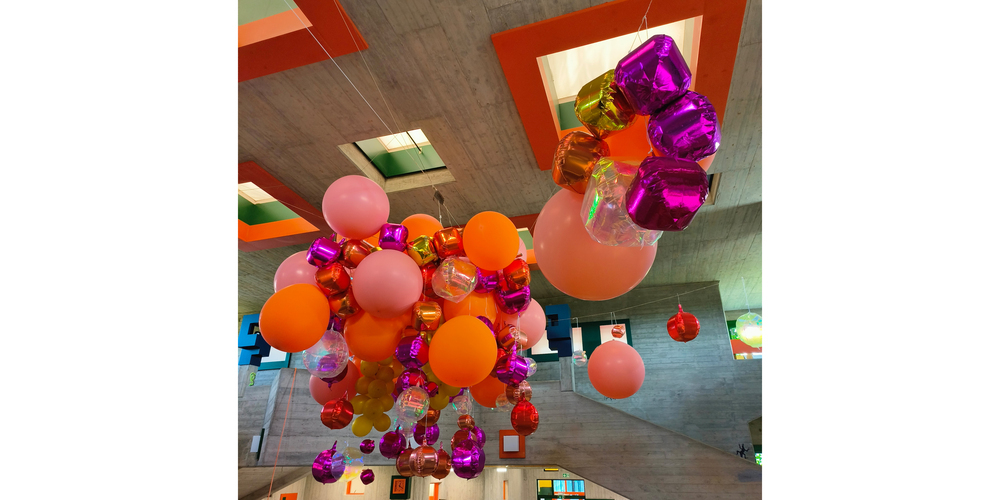 Bunte, glänzende Luftballons und andere Party-Dekorationen zierten die Decke und Wände. Bereits beim Eintreten herrschte eine einladende sowie festliche Atmosphäre.
