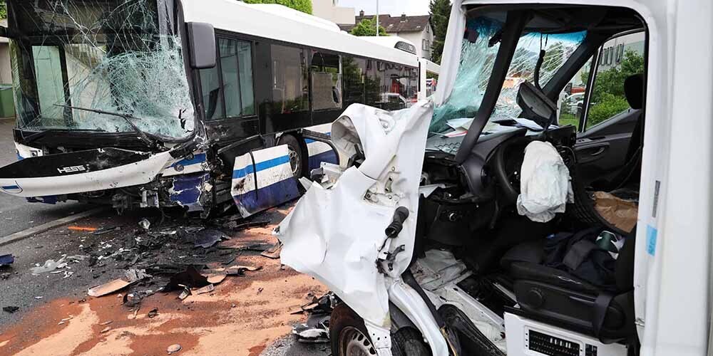 Der Fahrer des Lieferwagens wurde lebensbedrohlich verletzt.