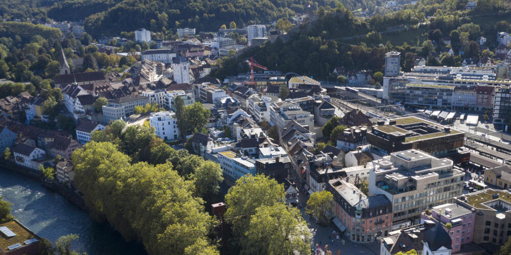 Stadtansicht von Baden AG mit der Limmat. Die Stadt gehört zu den Gemeinden im Limmattal, dessen Zukunftsprojekte seit Samstag auf der Regionale 2025 vorgestellt werden. (Archivbild)
