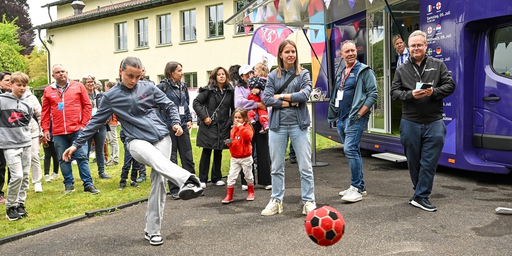 Am Truck der UEFA Women's EURO 2025 waren nicht nur Fussballfans anzutreffen.