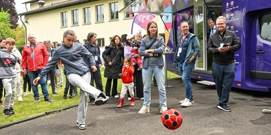 Am Truck der UEFA Women's EURO 2025 waren nicht nur Fussballfans anzutreffen.