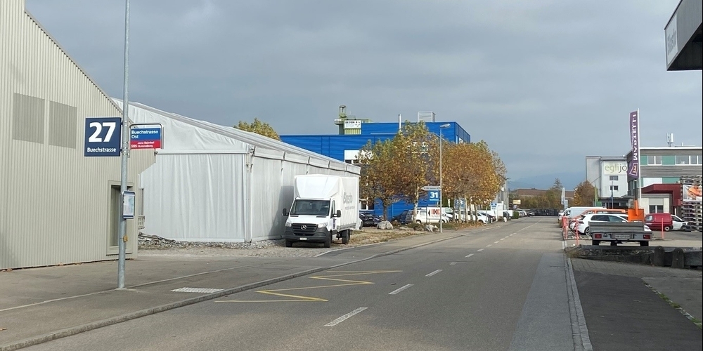Bis zu den Sommerferien soll die Bushaltestelle «Buechstrasse Ost» im Joner Industriequartier Buech behindertengerecht und sicherer werden.