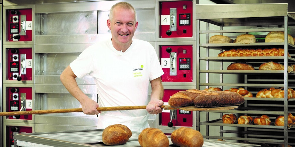 Simon Enzler steht für die «Dreischiibe» am Ofen