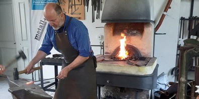 Nägel schmieden am offenen Feuer – Handwerk zum Mitmachen am Schweizerischen Mühlentag.