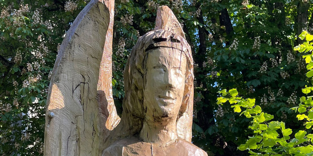 Die holzgeschnitzten Engel im Kirchenpark mussten entfernt werden.